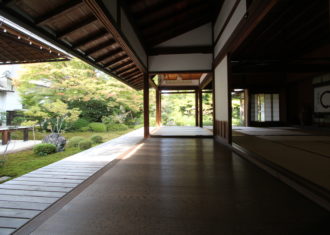 京都　光源院書院の光と陰の美しい光景