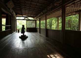 高山寺石水院　廂の間　蟇股の陰が緑に浮かぶ