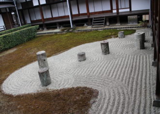 東福寺方丈庭園　東庭　北斗の庭　廃材を再使用した庭