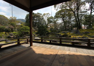 醍醐寺三宝院　表書院泉殿から庭園に入る