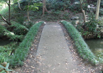 六義園　丸太で橋を架ける