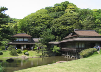 新緑の三渓園　臨春閣と聴秋閣