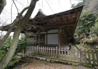 上醍醐の清瀧宮拝殿　山の斜面に建築を建てる