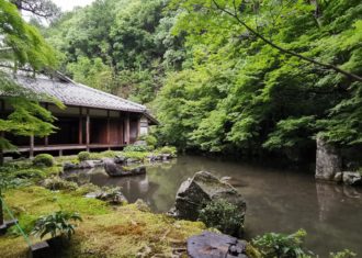京都　八瀬近く　蓮華寺庭園の舟石