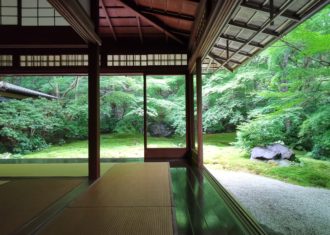 京都八瀬　瑠璃光院　庭を取り込む住まい