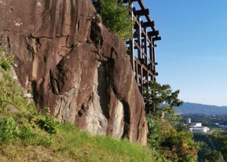 苗木城　自然の岩盤と人工的な石垣が混然一体　どのようにつくったか