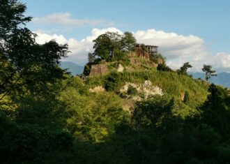 苗木城　巨大な自然岩の上に石垣を築き城をつくる