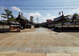 津市専修寺　山門前の特別な空間　山内寺院と町を隔てる結界