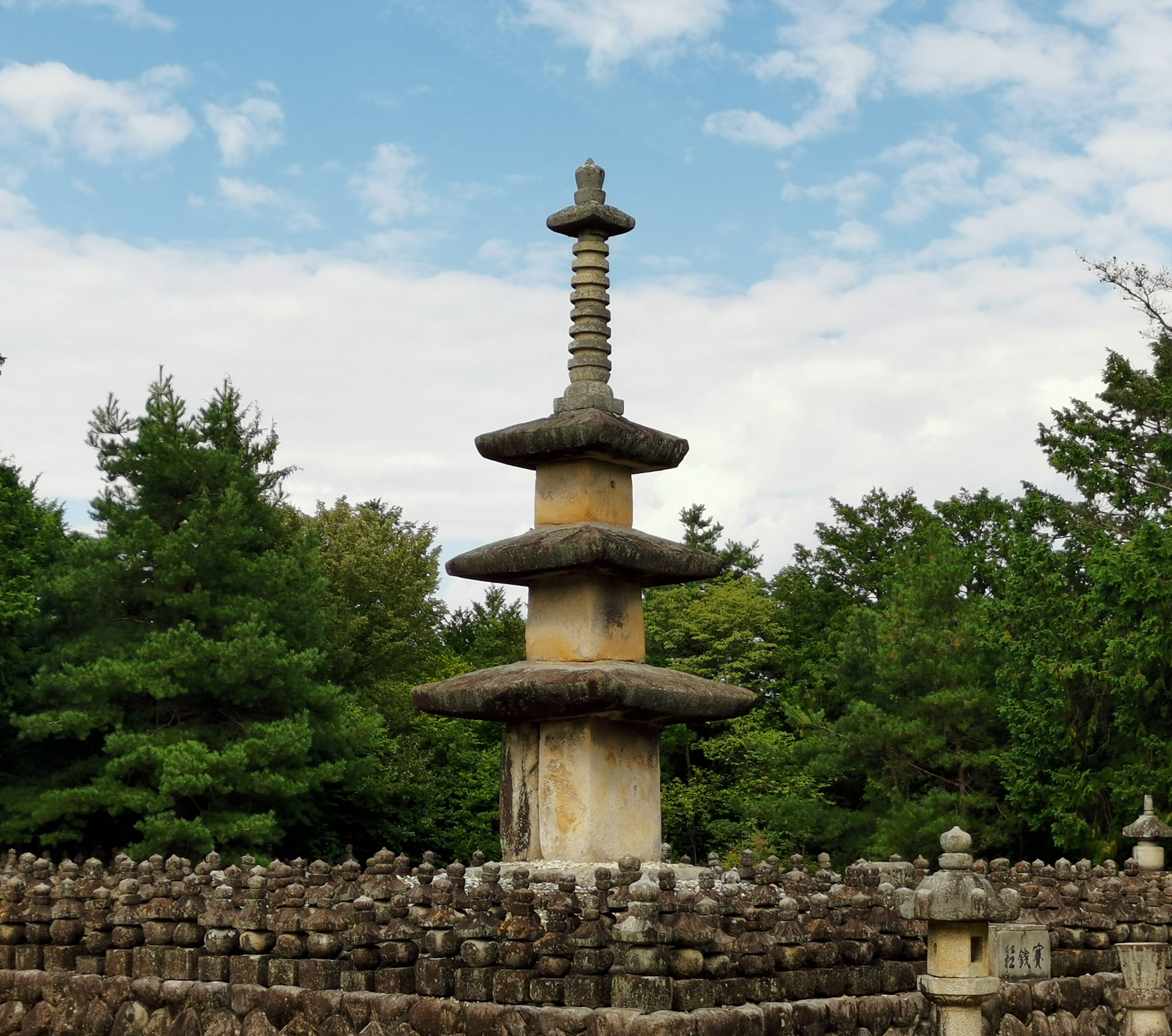 石塔寺の三重石塔をみる - ブログ - 名古屋の住宅設計事務所 才本設計アトリエ
