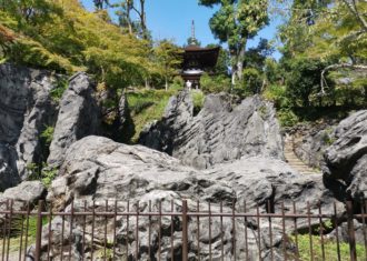 石山寺伽藍は天然奇岩などの自然と拮抗しながらも調和している