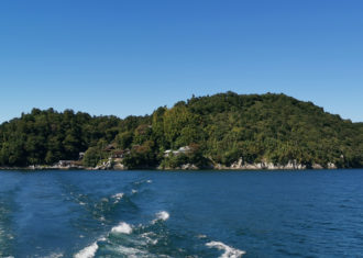 琵琶湖の竹生島に上陸