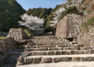 安土城跡をのぼる　総見寺三重塔にサプライズあり