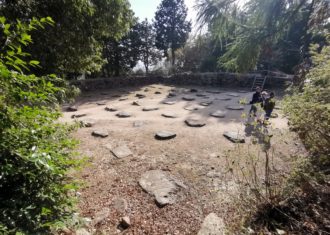安土城跡をのぼる　総見寺三重塔にサプライズあり