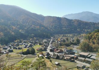 晩秋の白川郷の荻町　合掌造集落を見る