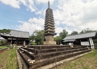 奈良般若寺　迫力たっぷりの石造十三重塔と国宝楼門