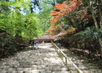 室生寺　金堂は　あたかも頭を垂れて訪問者を迎える