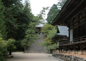 京都神護寺　高雄山中に自然と調和する建築群