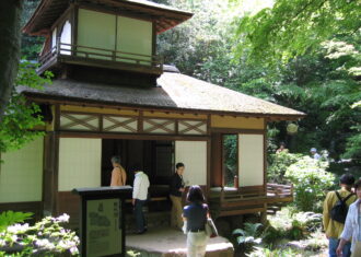 新緑に映える数寄屋の名建築　三渓園の聴秋閣