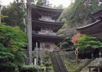 小浜・明通寺は深い木立の中に美しい景観を秘めている