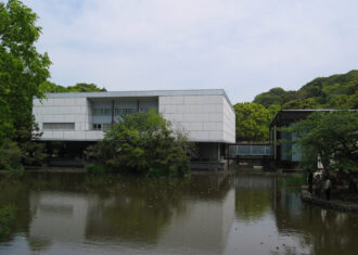 鎌倉の旧神奈川県近代美術館　コルビジェのピロティ＋日本的感性