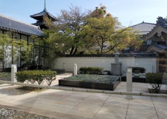 八事興正寺内にある五重塔を借景したカフェ