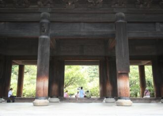 南禅寺境内を見る　三門を中心に