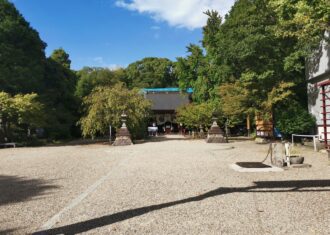 富部神社本殿屋根葺き替え塗装改修工事を見る
