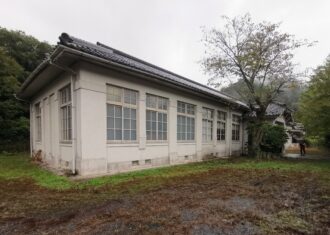 足助小学校と旧足助資料館