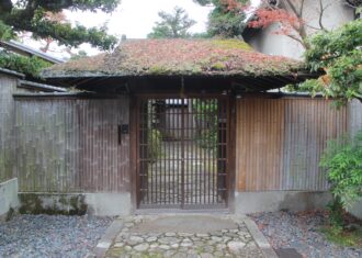 南禅寺界隈の邸宅を外からみる　自然素材の粋な街路空間