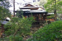 覚王山の北斜面に市中山居のたたずまい　古川為三郎家住宅　